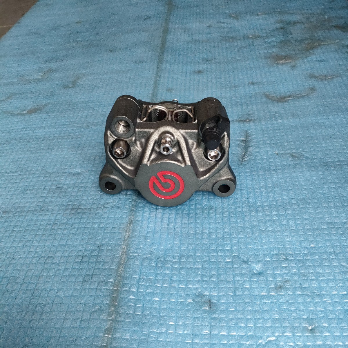 ブレンボ　リアキャリパー　チタンカラー　クロモリボルト＆パッドピン交換　新品未使用