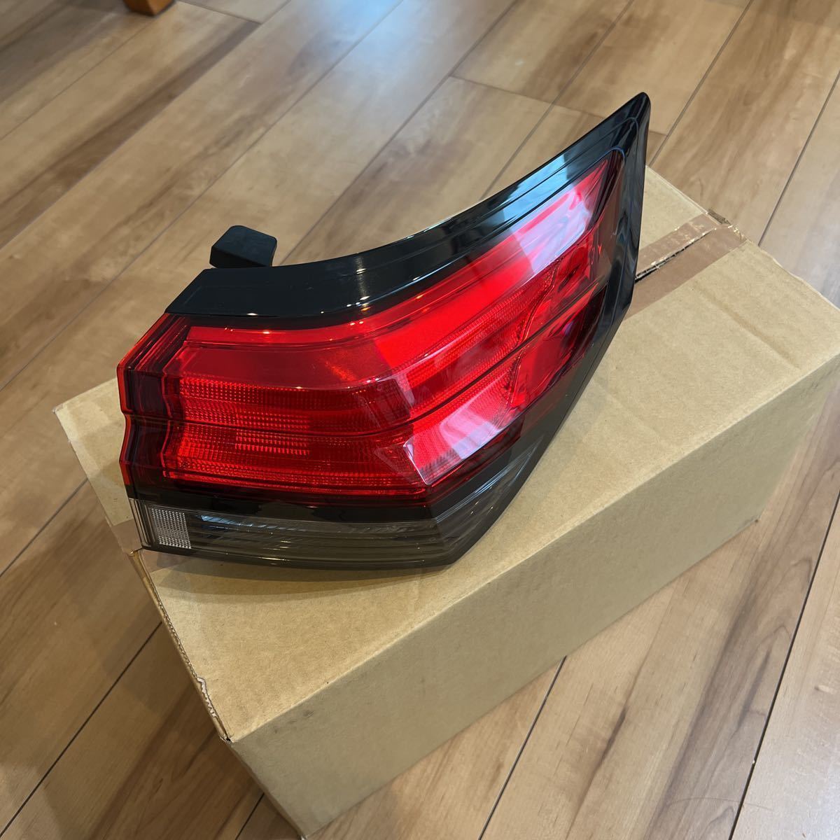 新作入荷，得価 日産 ノート E13 テールランプ テールレンズ 右 RH(テールライト)｜売買されたオークション情報、yahooの商品情報をアーカイブ公開 - オークファン 日産用