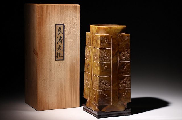 ☆撫子☆ 良渚文化　高約21.2㎝　神面紋　唐木台付　(検)玉器 古玉彫刻 唐物 中国美術 古玩 古美術