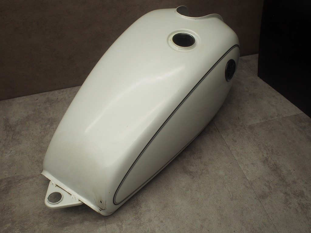 SR400 純正タンク 凹みあり ヤマハ SR400 純正タンク 白 凹み中