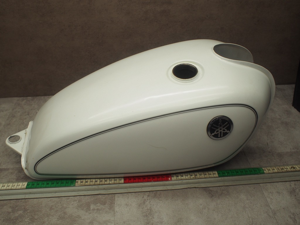SR400 純正タンク 凹みあり ヤマハ SR400 純正タンク 白 凹み中