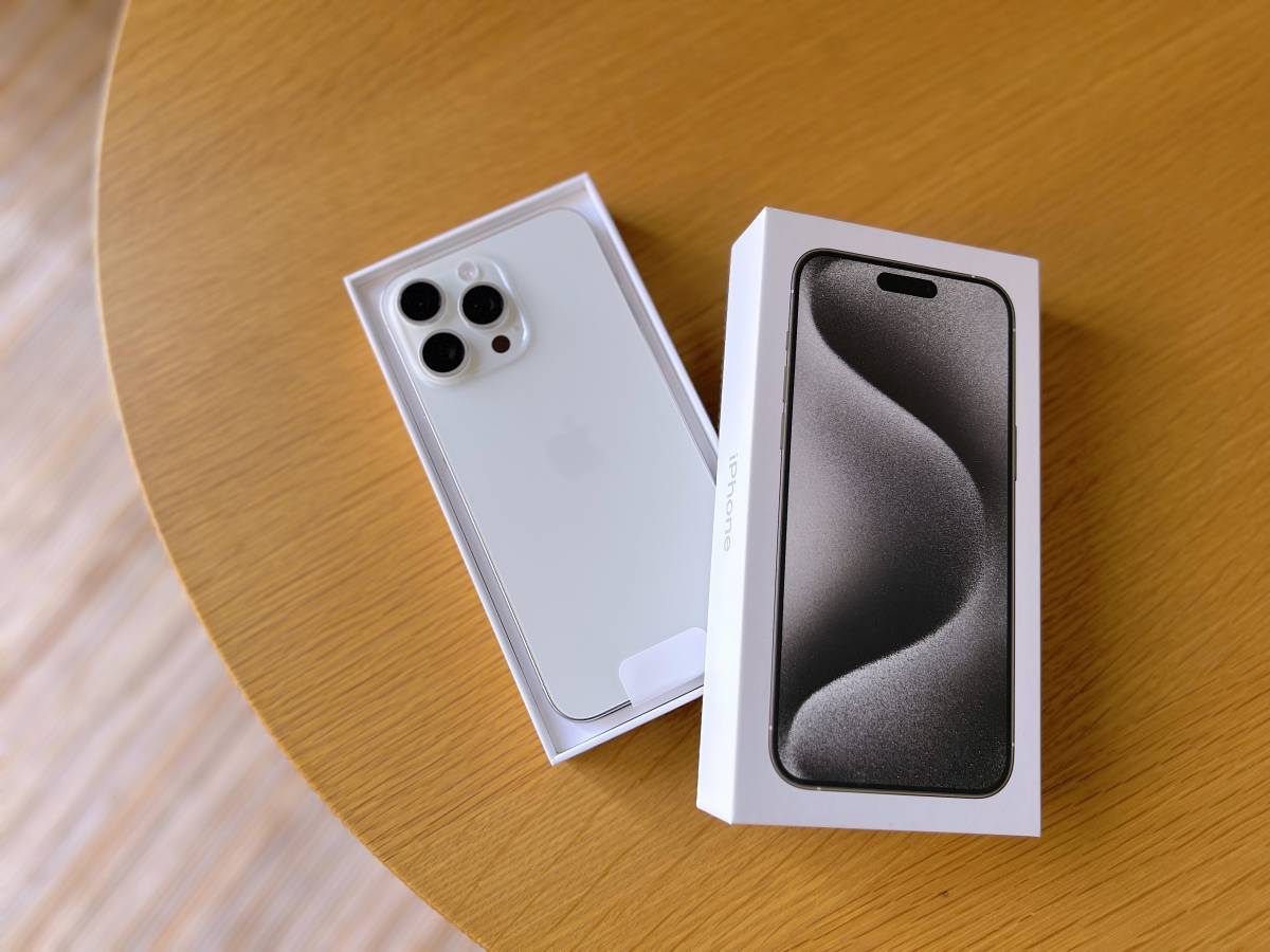 ほぼ新品 香港版 iPhone 15 Pro Max 1TB ホワイトチタニウム 