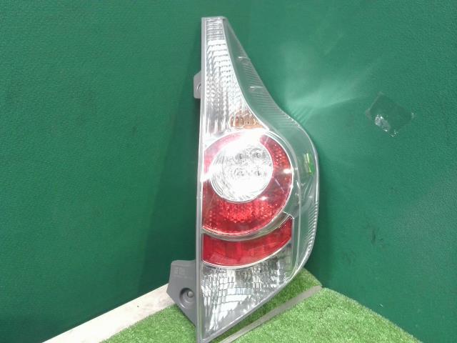 中古 アクア DAA-NHP10 右テールランプ 1NZ-FXE 1F7 52-252 81560