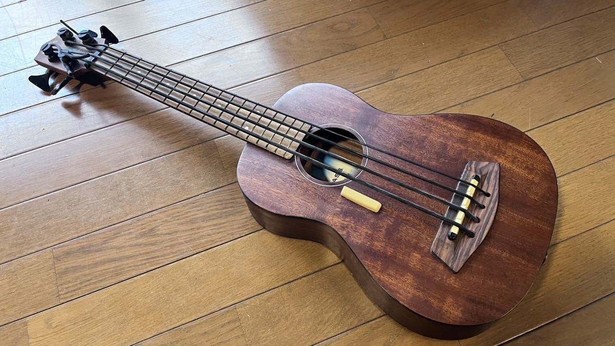 ウクレレベース　KARA U-Bass