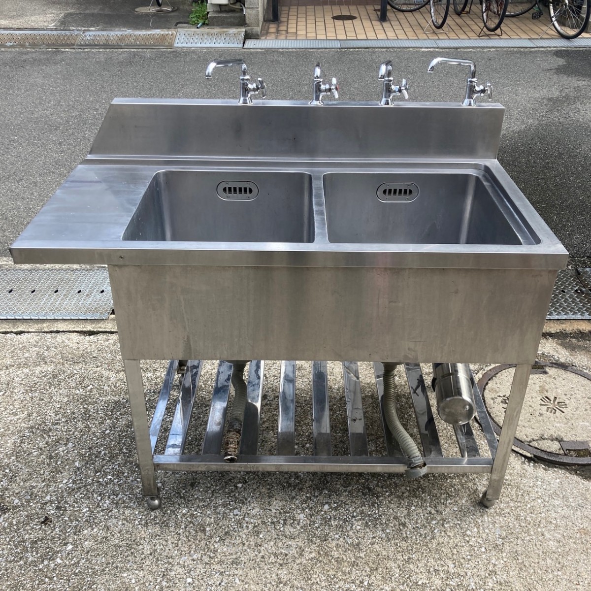 洗浄済み☆2槽シンク 蛇口 4口 ソイルドシンク ステンレス製  