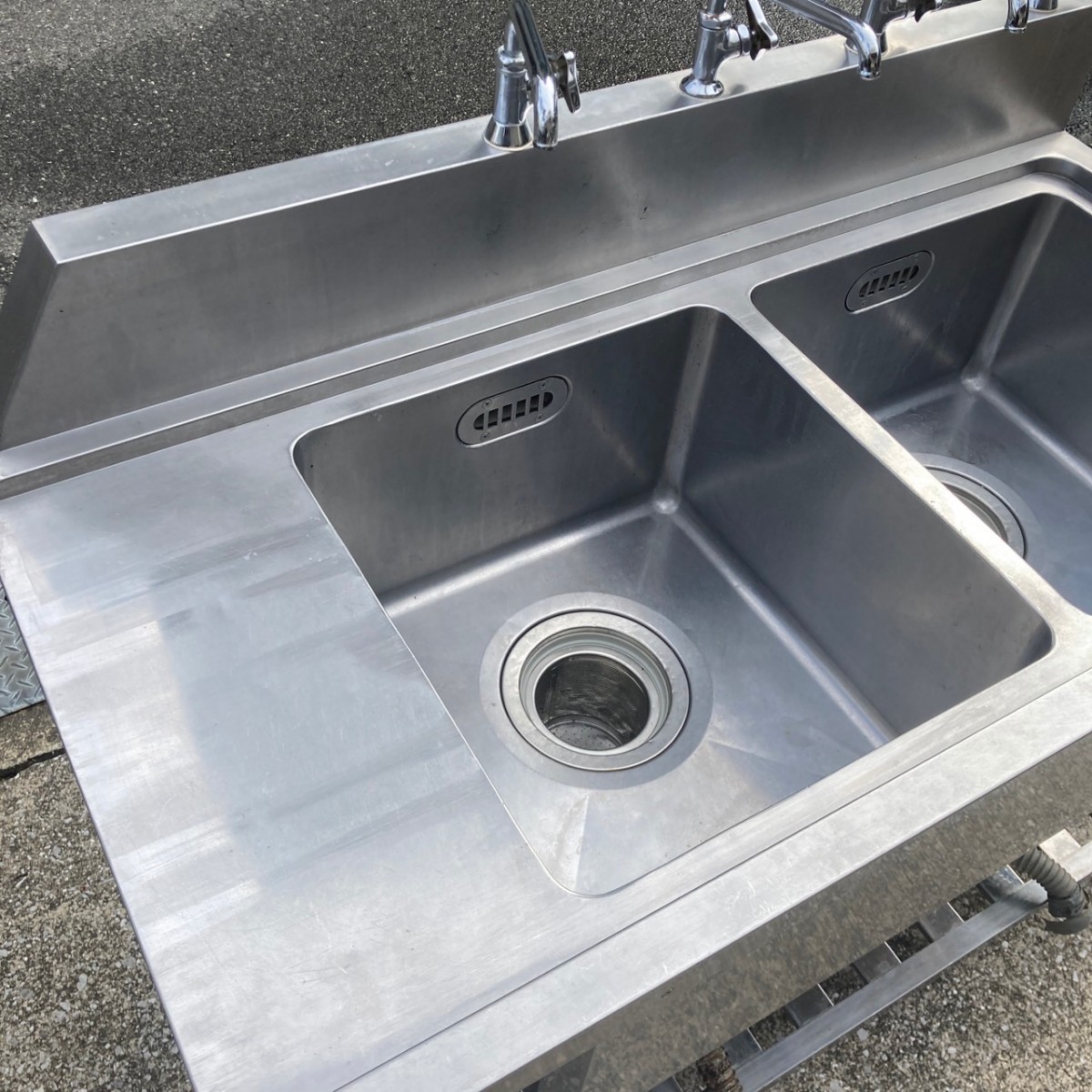 洗浄済み☆2槽シンク 蛇口 4口 ソイルドシンク ステンレス製  