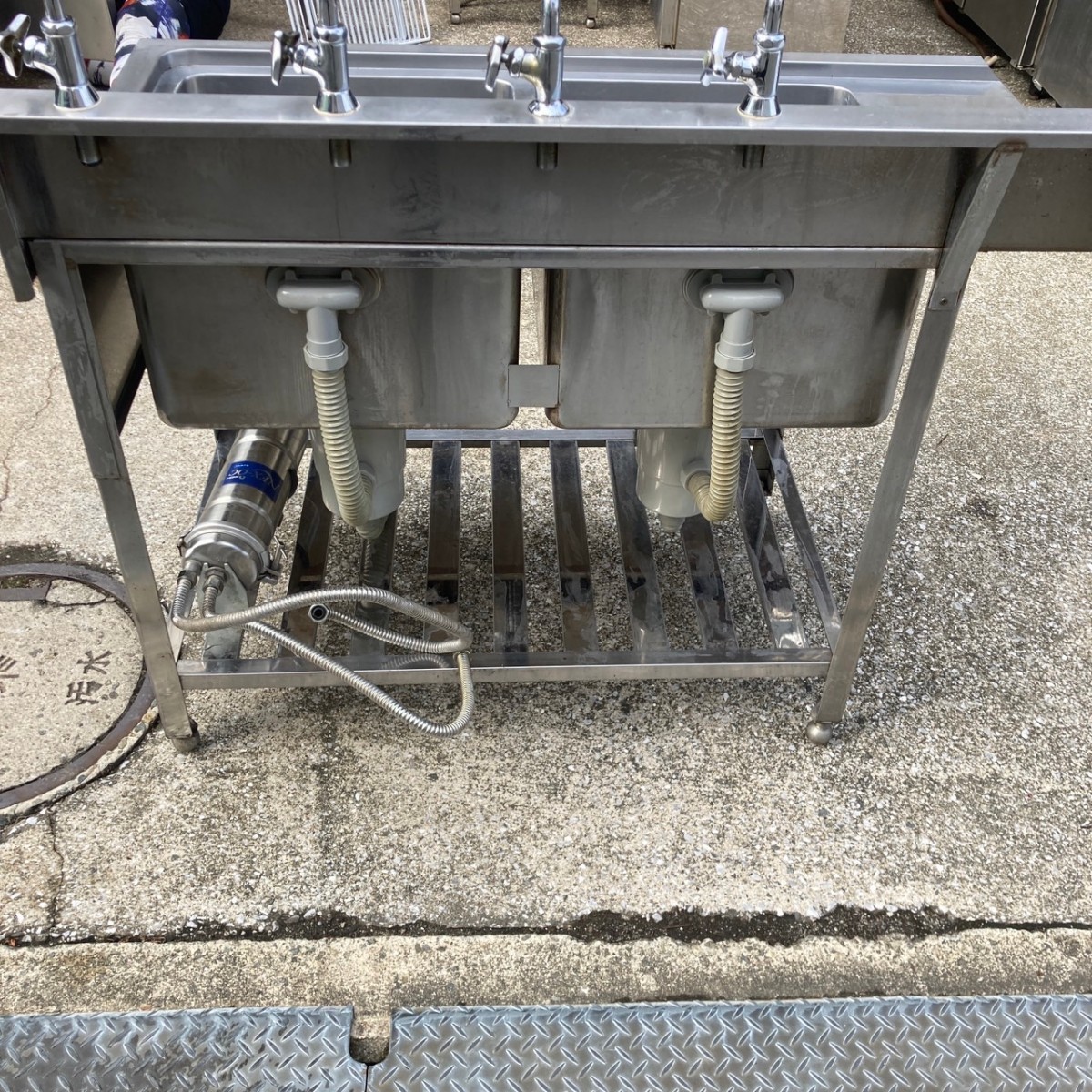 洗浄済み☆2槽シンク 蛇口 4口 ソイルドシンク ステンレス製  