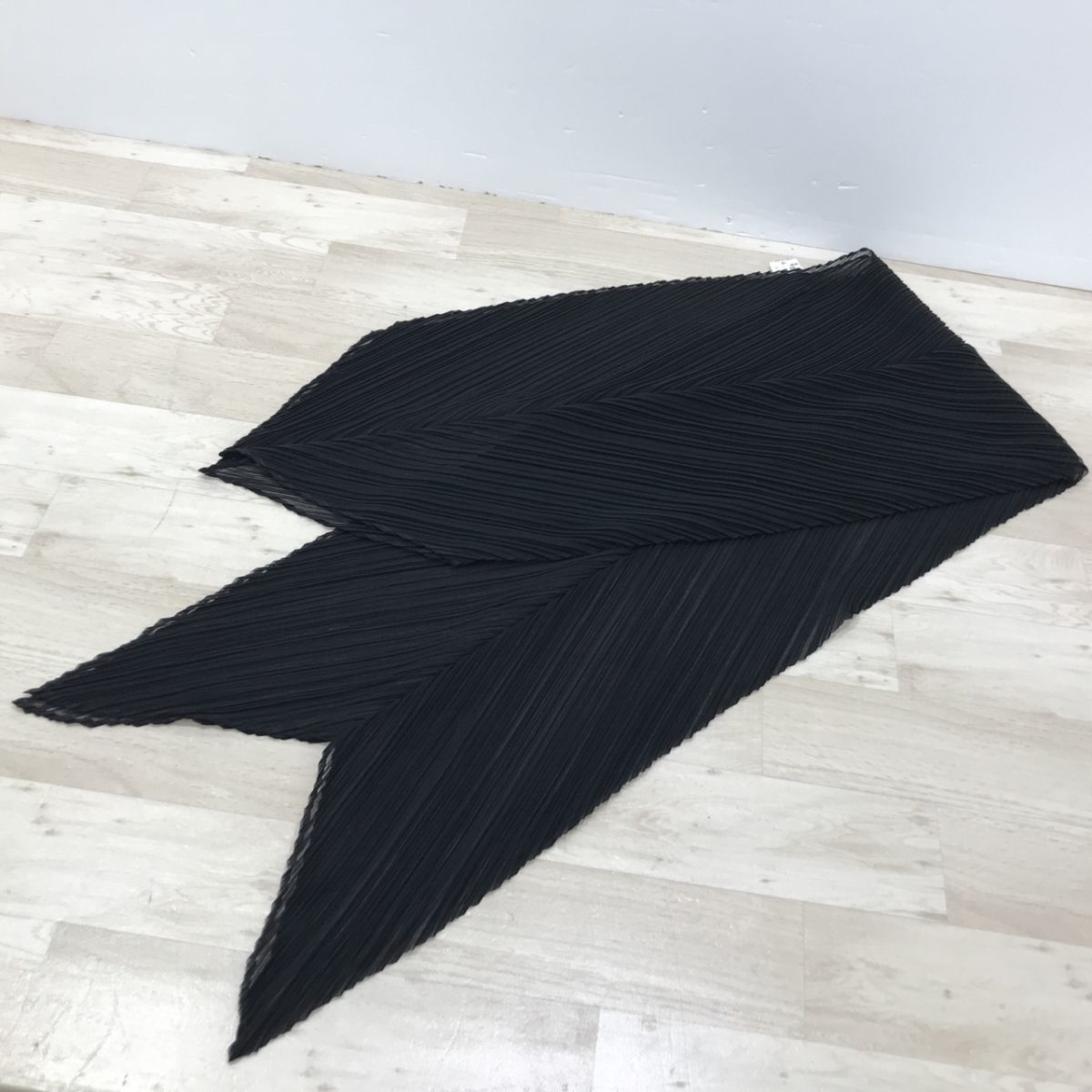 【美品】PLEATS PLEASEプリーツプリーズ 大判ストール2025/AW PLEATS PLEASE プリーツプリーズ PP04-AD027 ストール ブラック