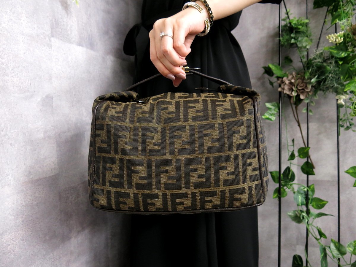 超美品 ヴィンテージ FENDI マンマ ズッカ柄 長財布 焦茶色 シルバー