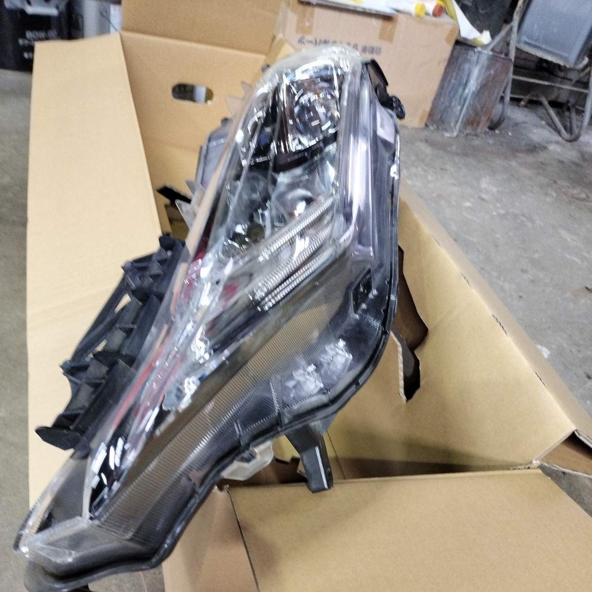 ハリアー 右 ヘッド ライト ランプ 純正 コイト KOITO 48-147 ZSU60