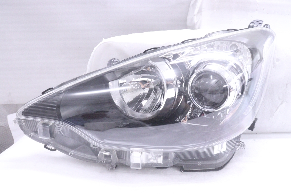 T*R様 アクア　右ヘッドライト 3Y-411☆前期 LED NHP10 アクア☆左ヘッドライト KOITO 52-247 打刻:W
