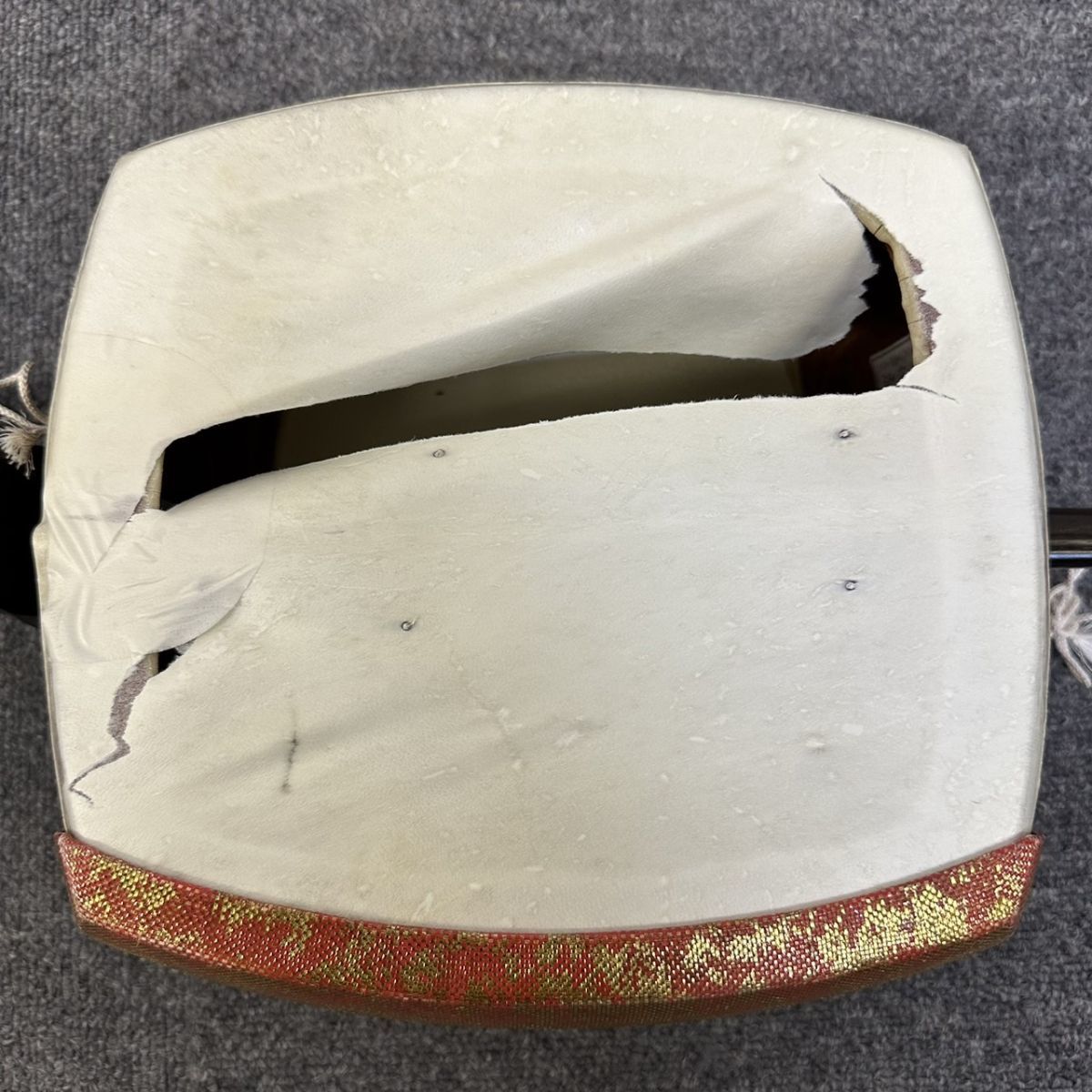 W608-I56-18 三味線 中棹 紫檀? 子持ち綾杉胴 金細 全長約98cm 棹幅約