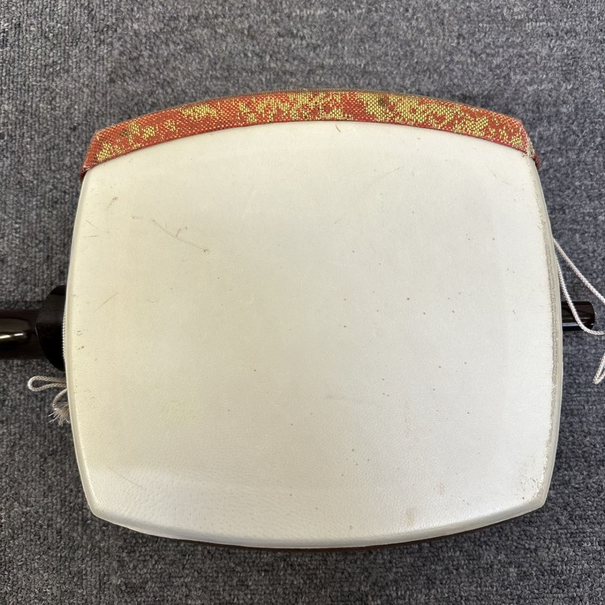 W608-I56-18 三味線 中棹 紫檀? 子持ち綾杉胴 金細 全長約98cm 棹幅約
