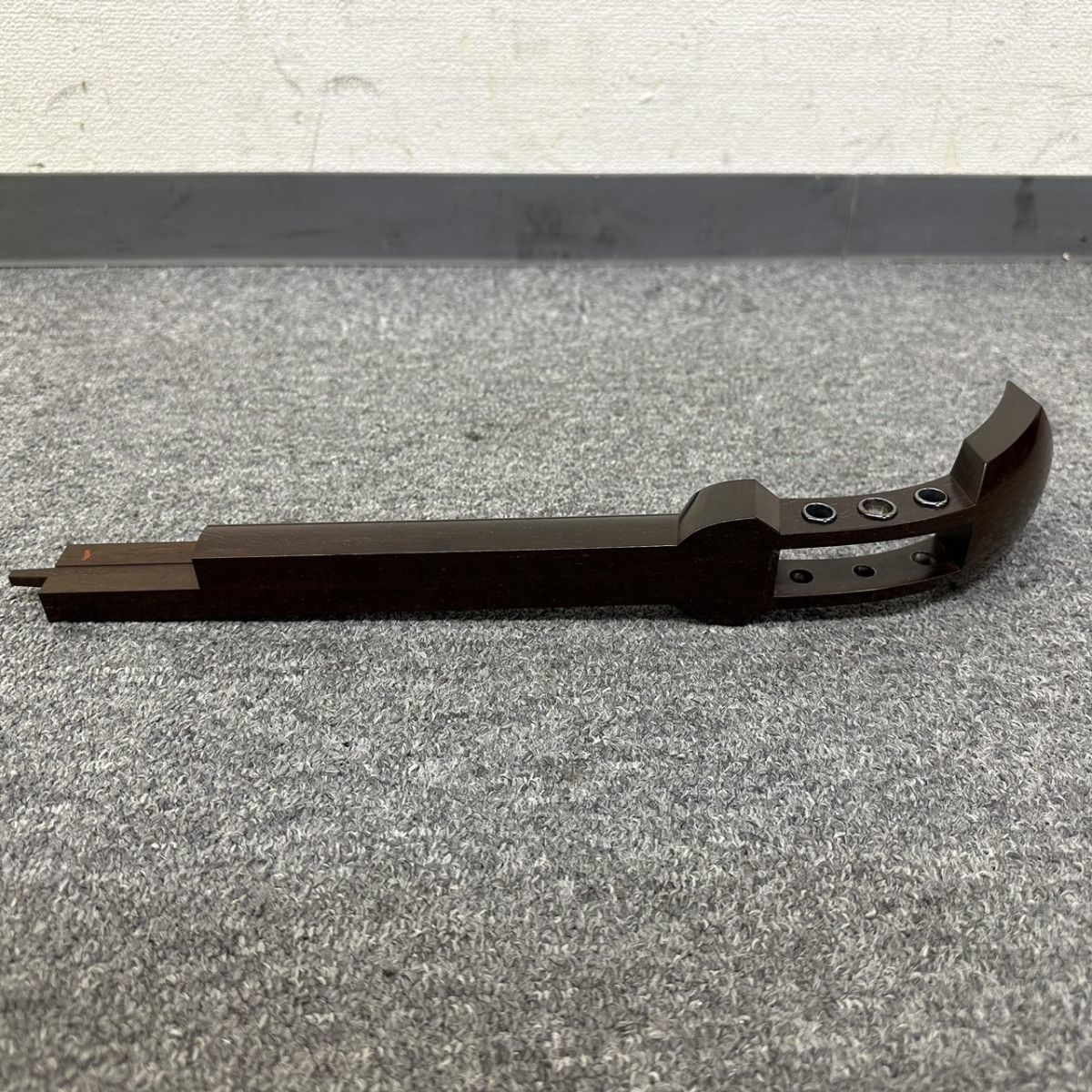 W608-I56-18 三味線 中棹 紫檀? 子持ち綾杉胴 金細 全長約98cm 棹幅約