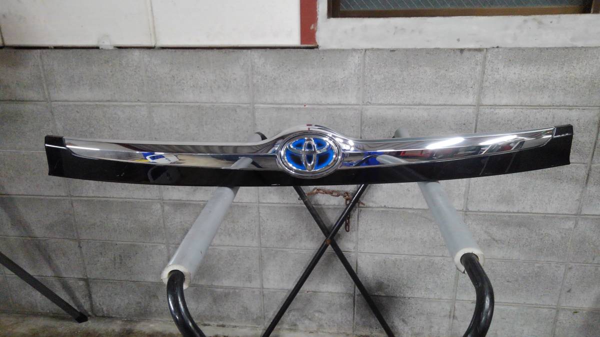 80系 エスクァイア ハイブリッド 前期 純正 リア ゲート ガーニッシュ 76811-28300 個人宅配達不可