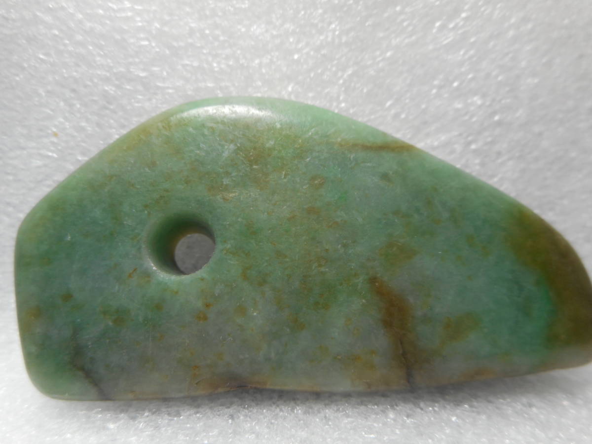 縄文、弥生、須恵器、翡翠、勾玉、硬玉大珠、魔除け石 透明度ある上質ヒスイ硬玉大珠 縄文、弥生、須恵器、翡翠、勾玉、硬玉大珠、魔除け石、 24.10.10.E 長