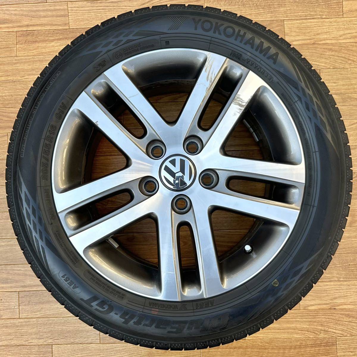 VW フォルクスワーゲン 純正 16インチ アルミホイール★YOKOHAMA 2022年製205/55R16 4本セット★ゴルフ パサート トゥーラン ジェッタ等に フォルクスワーゲン VW 純正 ゴルフ7純正ホイール やや傷や スタッドレス