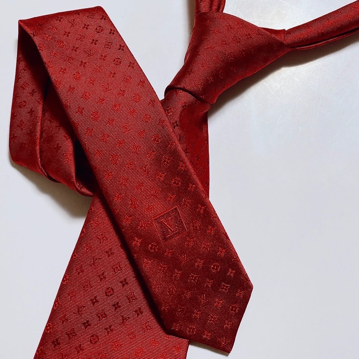 極美品　LOUIS VUITTON ルイヴィトンロゴグラム LV レッドネクタイ 極美品 LOUIS VUITTON ルイヴィトンロゴグラム LV レッドネクタイ 極美