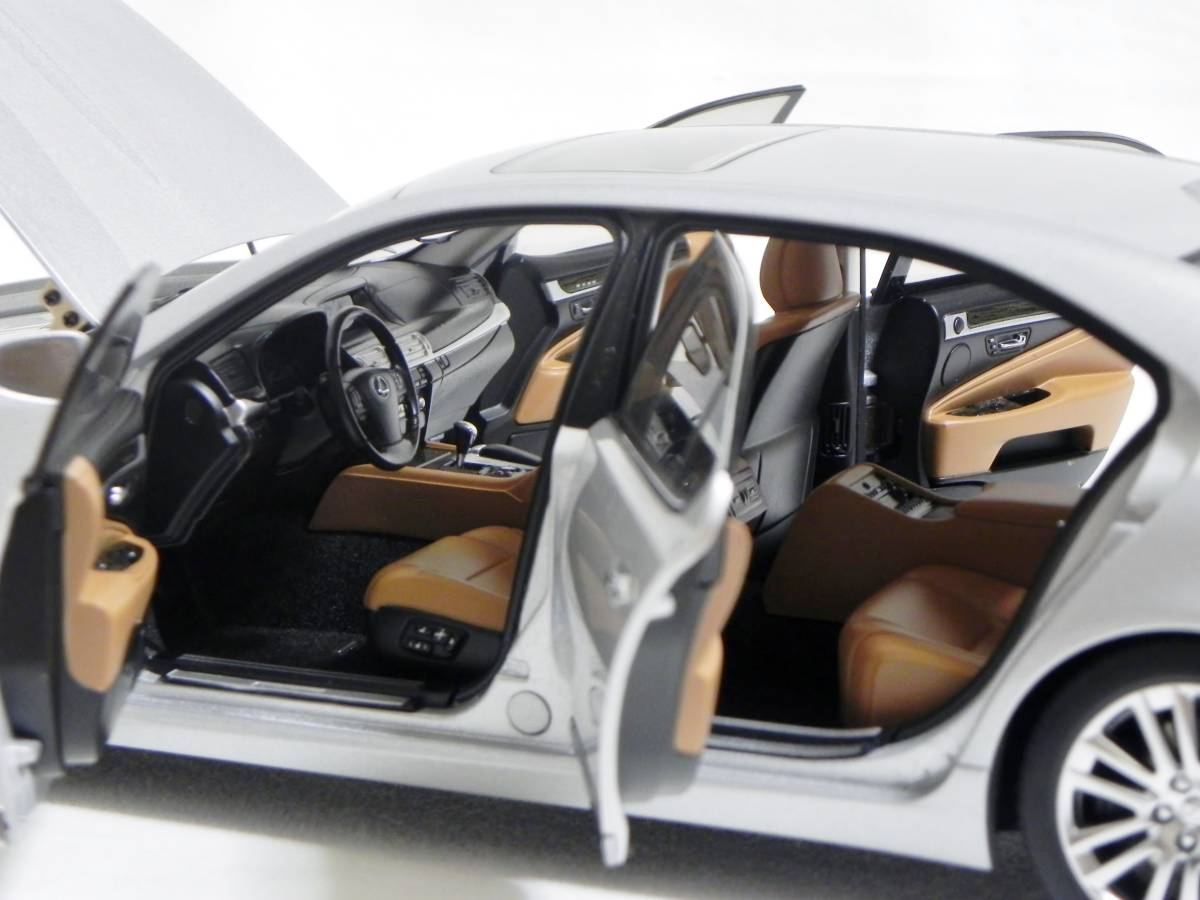 オートアート 1/18 レクサス LS600hL シルバー 展示中古品 LEXUS 1⁄18