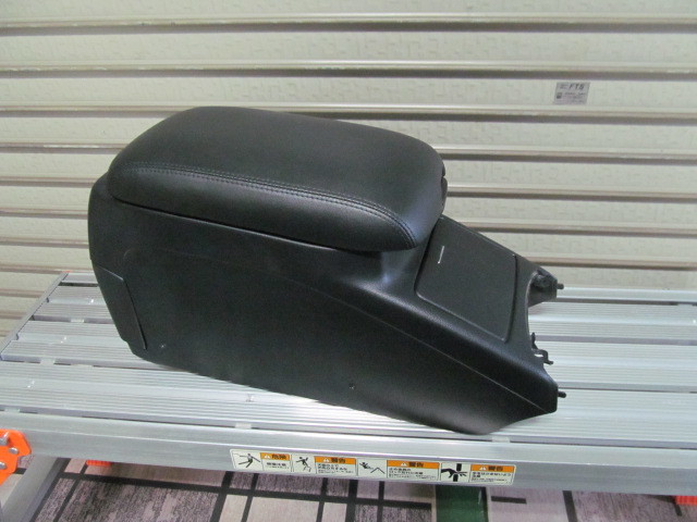 【SALE，限定セール】 トヨタマークⅡブリット/JZX110W/純正センターコンソールボックス/47000KM使用/ 品(トヨタ用)｜売買されたオークション情報、yahooの商品情報をアーカイブ公開 - オークファン トヨタ用