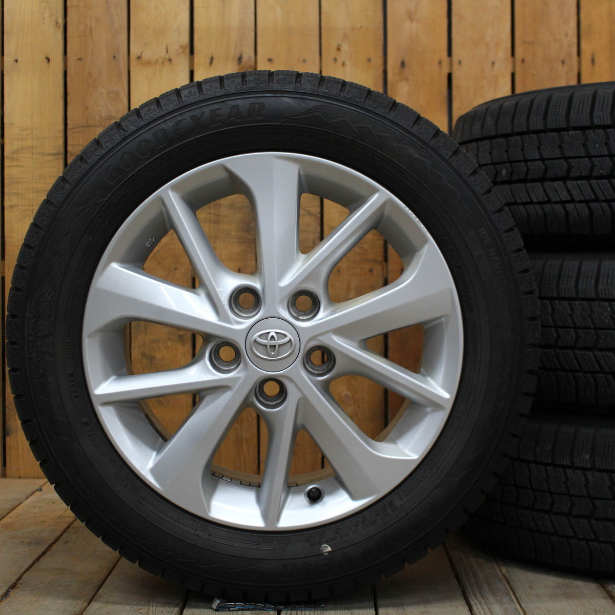 ③オーリスハイブリッド用純正16インチアルミホイールスタッドレス