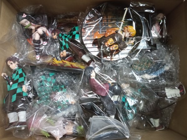 フィギュアまとめ売り　合計85点　大量 ジャンク フィギュア 鬼滅の刃他 箱なし まとめ 大量 総重量約9.9kg 同