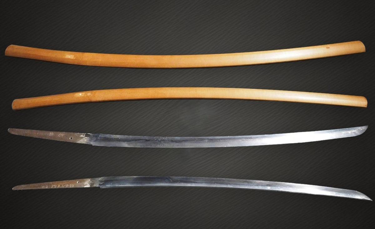 白鞘入り　太刀銘の刀 【昭和十九年四月日　　忠綱】　刃長　66.2ｃｍ　元幅　3.17ｃｍ　元重ね　7.6mm　794g　是非仕上げてお楽しみ下さい