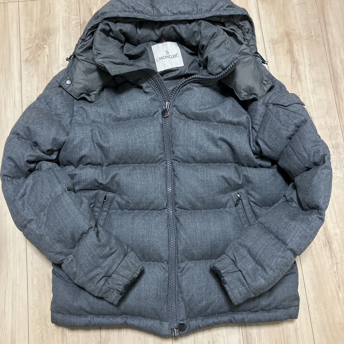 モンクレール 目を惹く装い MONCLER モンジュネーブル MONTGENEVRE 