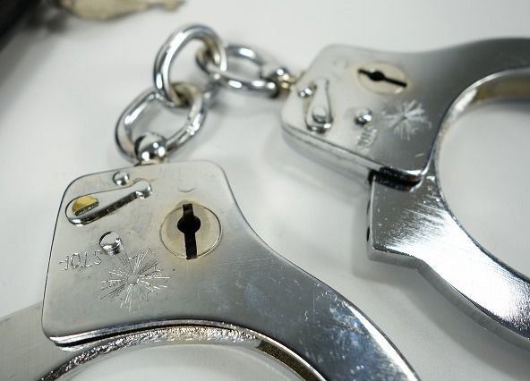 当時物 警察 手錠 旭日章刻印? 旧式? 金属製 鍵・革ケース付 警官