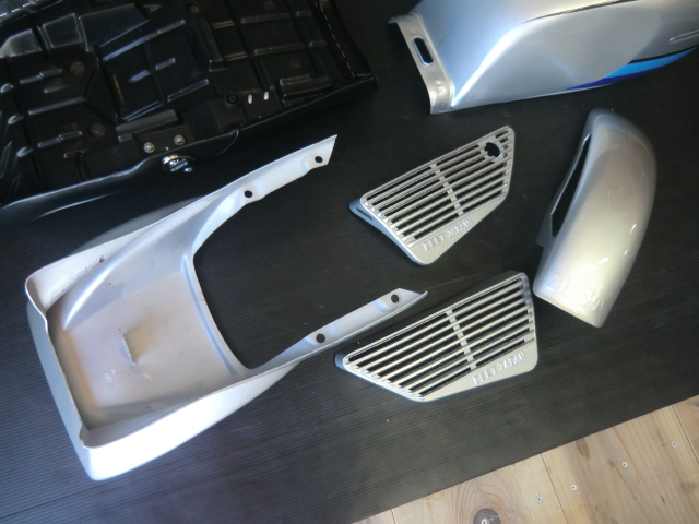 XJ400 XJ400D XJ550 シルバー外装セット ２段シート張り替え後未使用 BEETタイプフロントフェンダー、アルフィン CBX FX GS KH CB GP_5