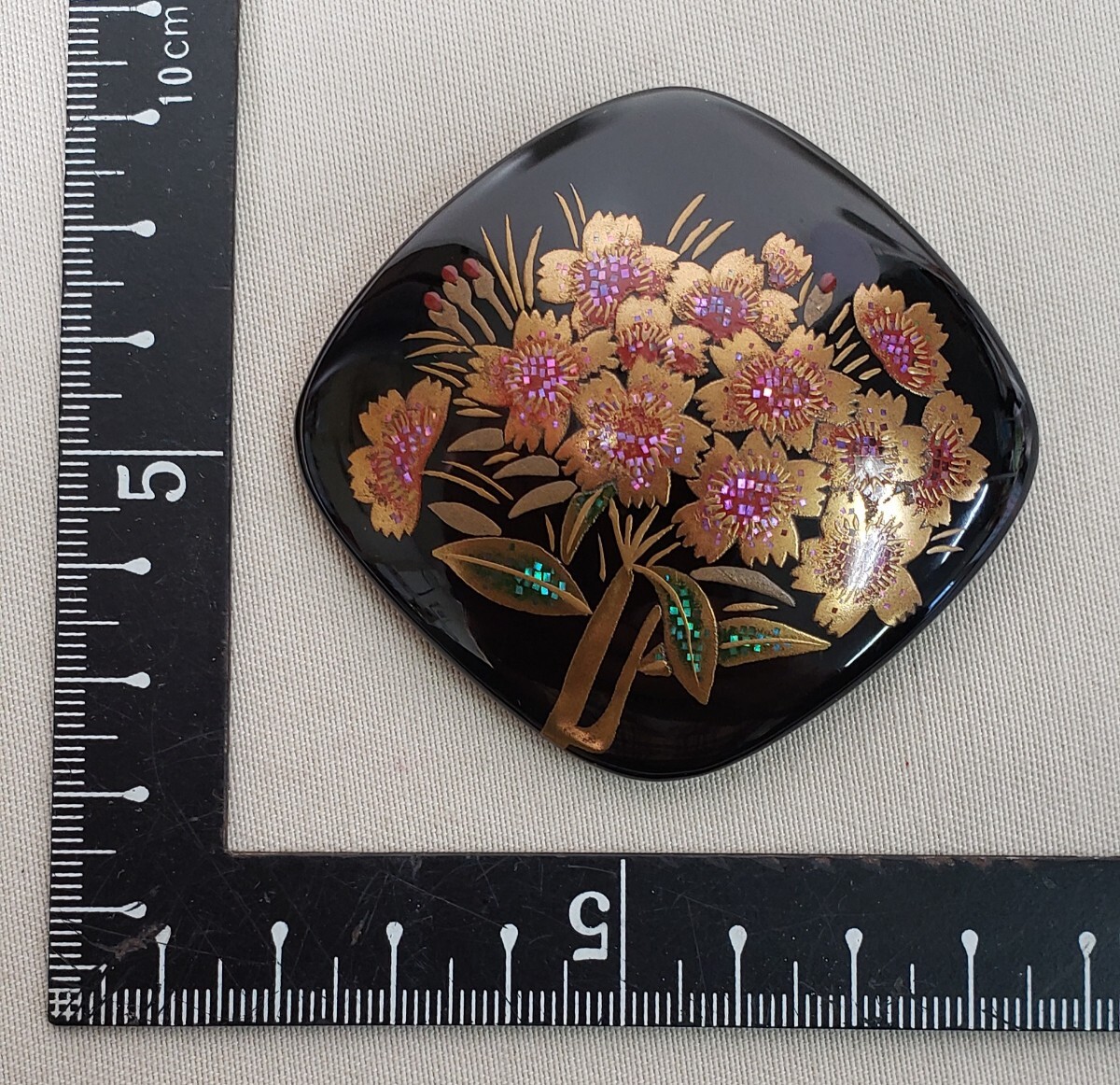 ブローチ ① 和装小物 鼈甲地 漆 蒔絵 螺鈿 アクセサリー 在銘 薫 作家