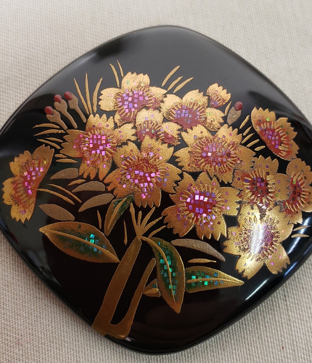 ブローチ ① 和装小物 鼈甲地 漆 蒔絵 螺鈿 アクセサリー 在銘 薫 作家