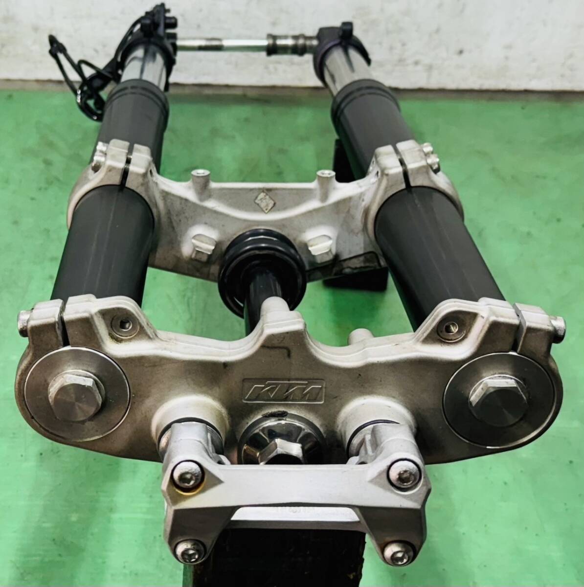 KTM200 DUKE デューク フロント倒立フォーク ステムトップブリッジシャフト付き KTM 倒立 0 タイヤ交換 フロントフォークOH です