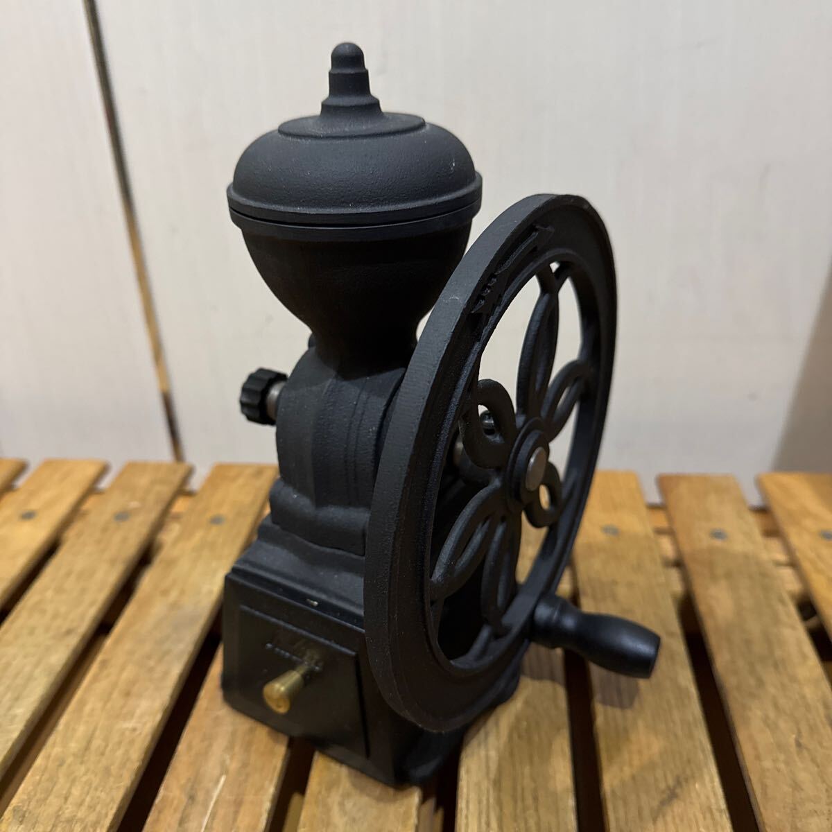 【全国無料，爆買い】 Kalita カリタ 手動式 コーヒーミル ビンテージ(手動式)｜売買されたオークション情報、yahooの商品情報をアーカイブ公開 - オークファン 手動式