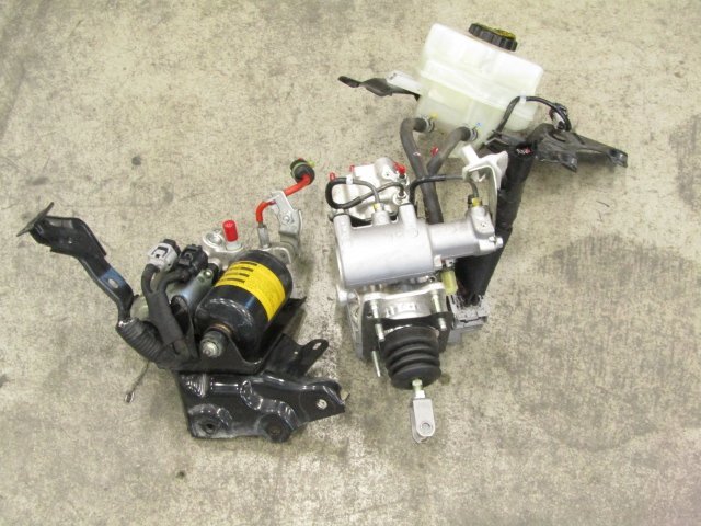 ◎[R08+E2] トヨタ ZVW30 プリウス ABSブレーキアクチュエーター