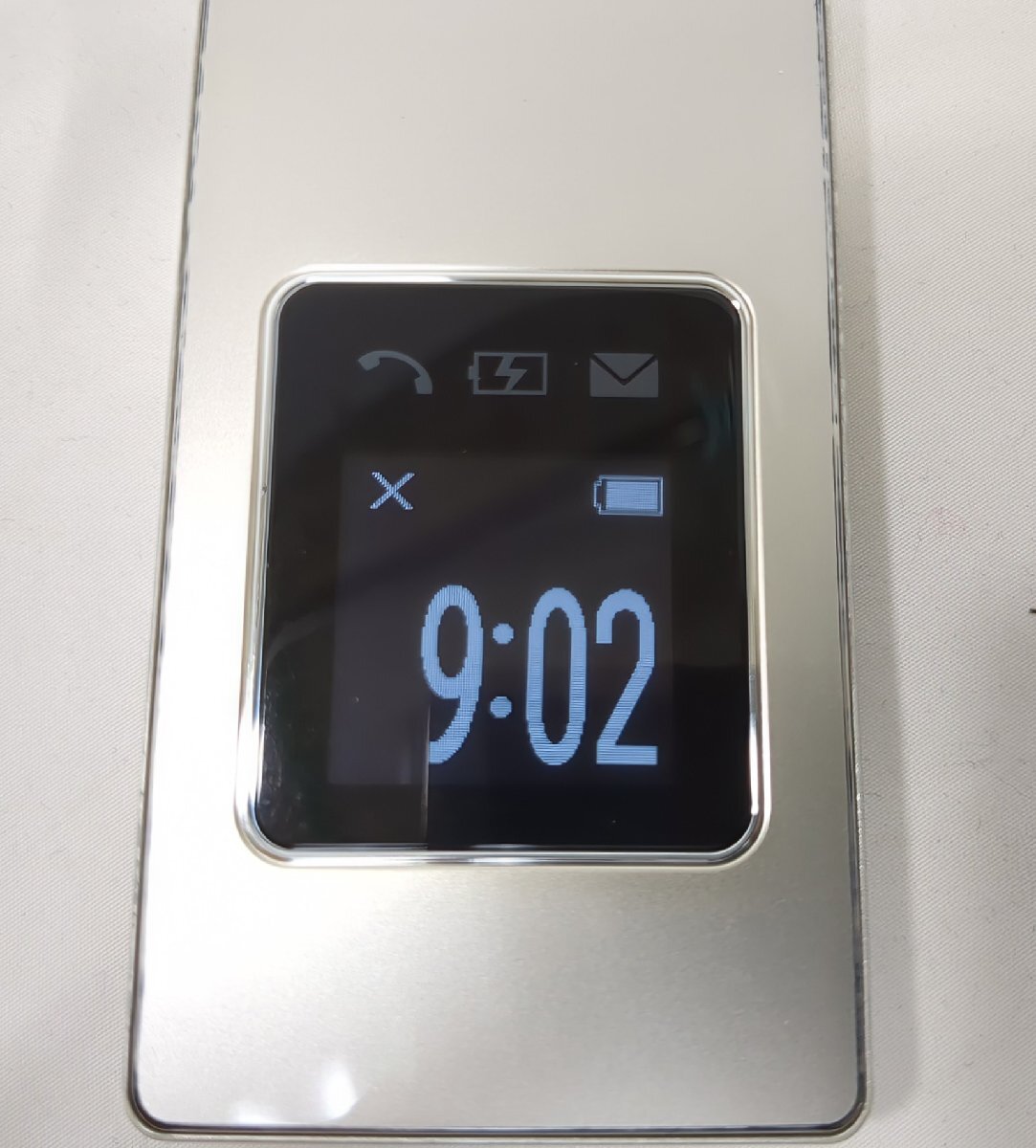 1円スタート】 SHARP シャープ かんたん携帯9 プラチナシルバー SIM