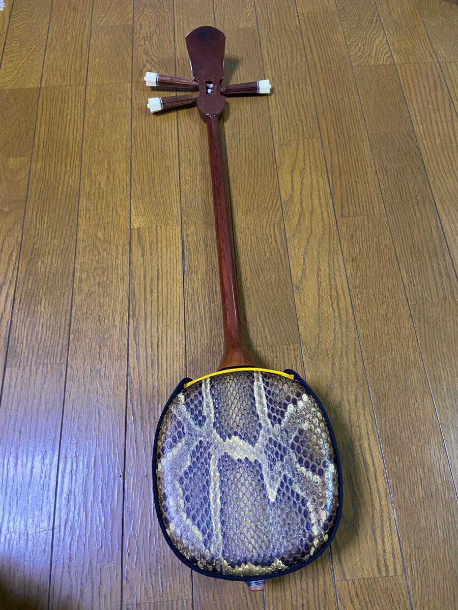 ☆稀少品沖縄三線 与儀栄功作 在銘 本蛇皮 三線 弦楽器 蛇皮 ハード