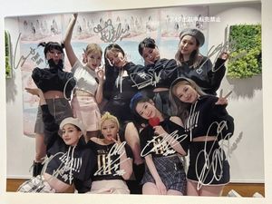 Yahoo!オークション TWICE☆8人直筆サイン入り☆A4サイズ写真① - TWICE 8