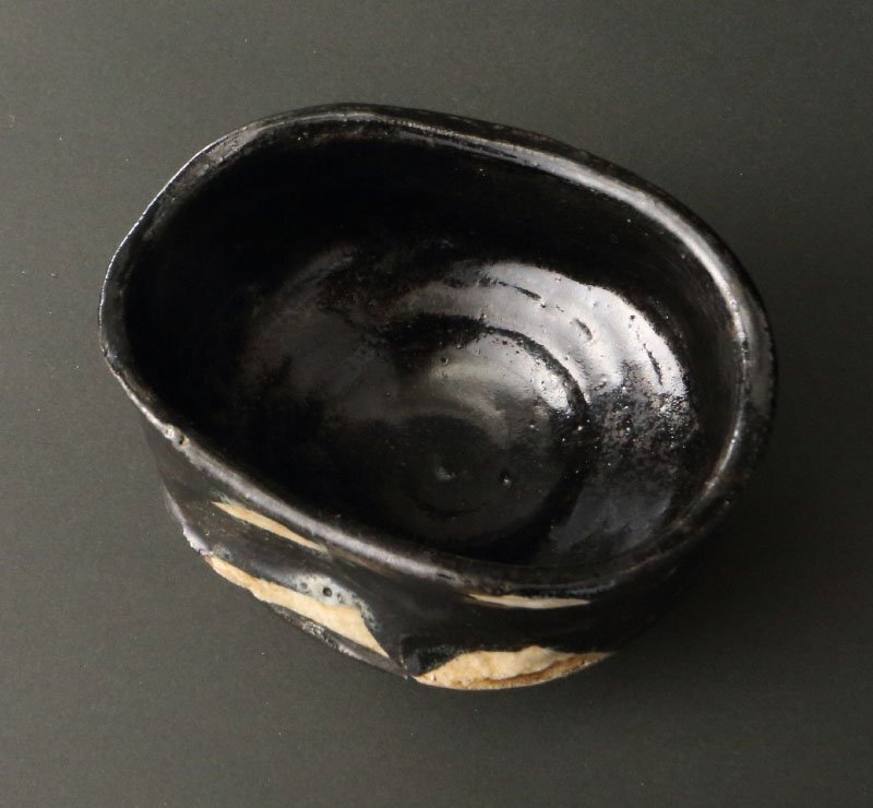 委託HK◇黒織部沓形茶碗（桃山古陶 茶道具 歪茶碗 抹茶碗 沓茶碗 筒