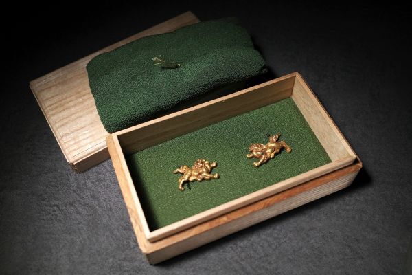 後藤宗家 金無垢地一疋獅子図目貫 折紙覚え鏨あり 桃山～江戸時代前期