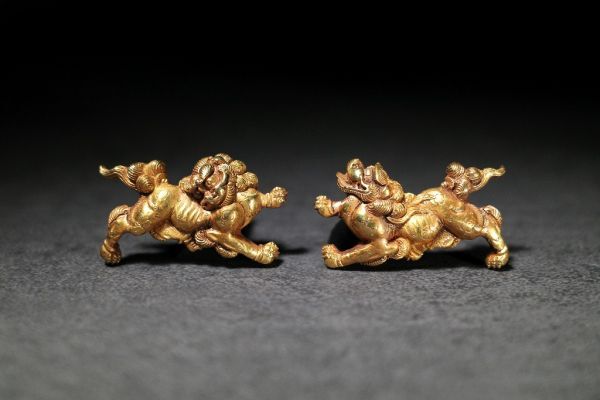 後藤宗家 金無垢地一疋獅子図目貫 折紙覚え鏨あり 桃山～江戸時代前期