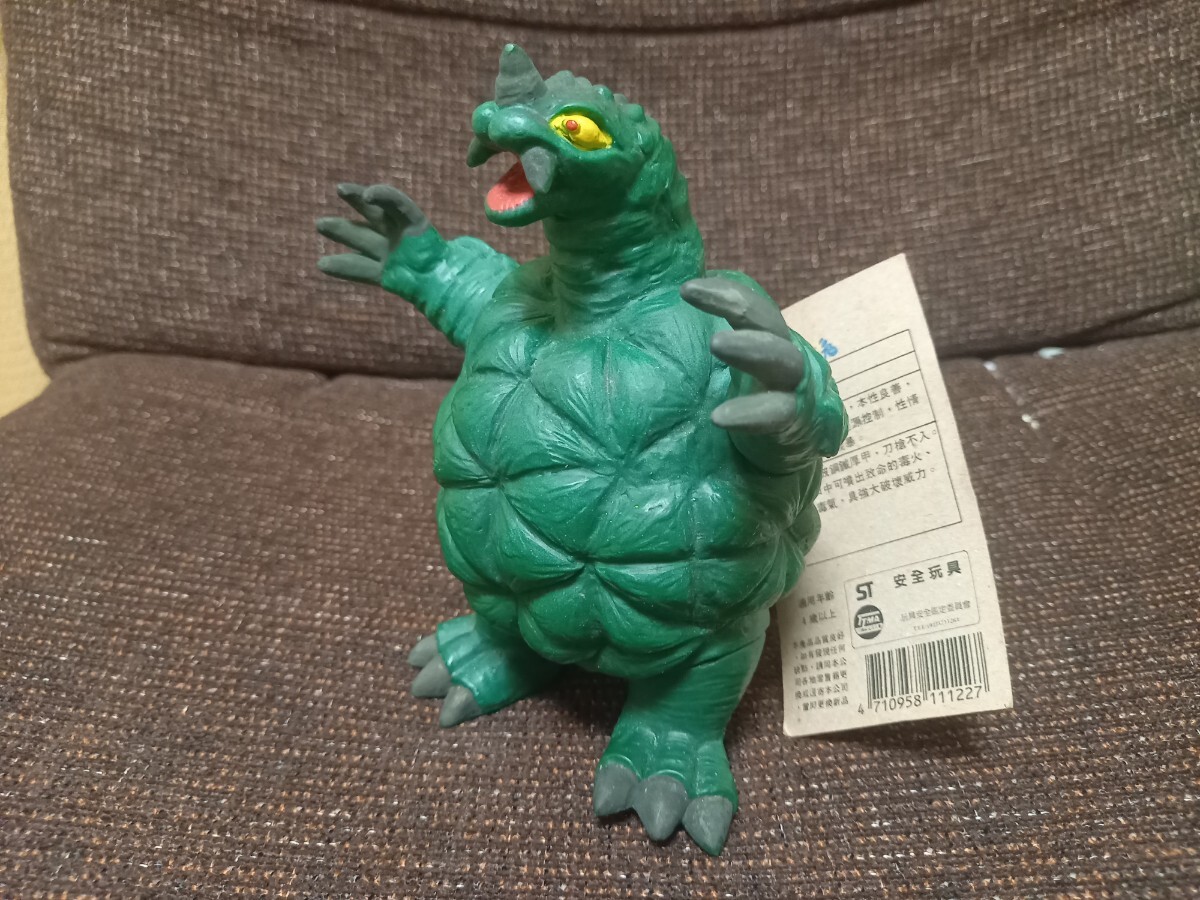 台湾 亀甲獣 無版権 パチ怪獣 ソフビ 当時物 戦闘王 タグ付 バンダイ