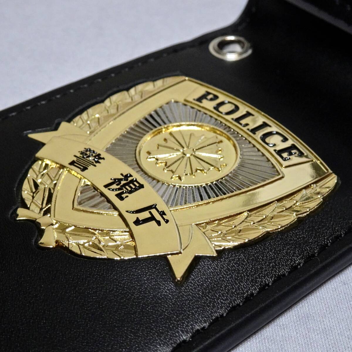 警察 撮影用 記章 バッジ ケース付き　おもちゃの警察手帳　演劇小道具　茶色凸型 警察手帳 撮影演劇用 記章証票付きレプリカ品(警視庁タイプ)バッジ