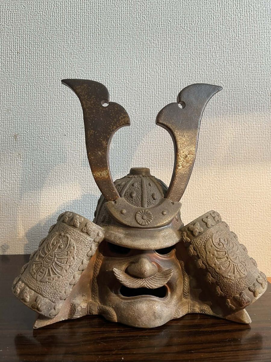名工 小西陶古 作 備前焼 兜 共箱 栞付 陶印有 古武士の風格 重厚な土