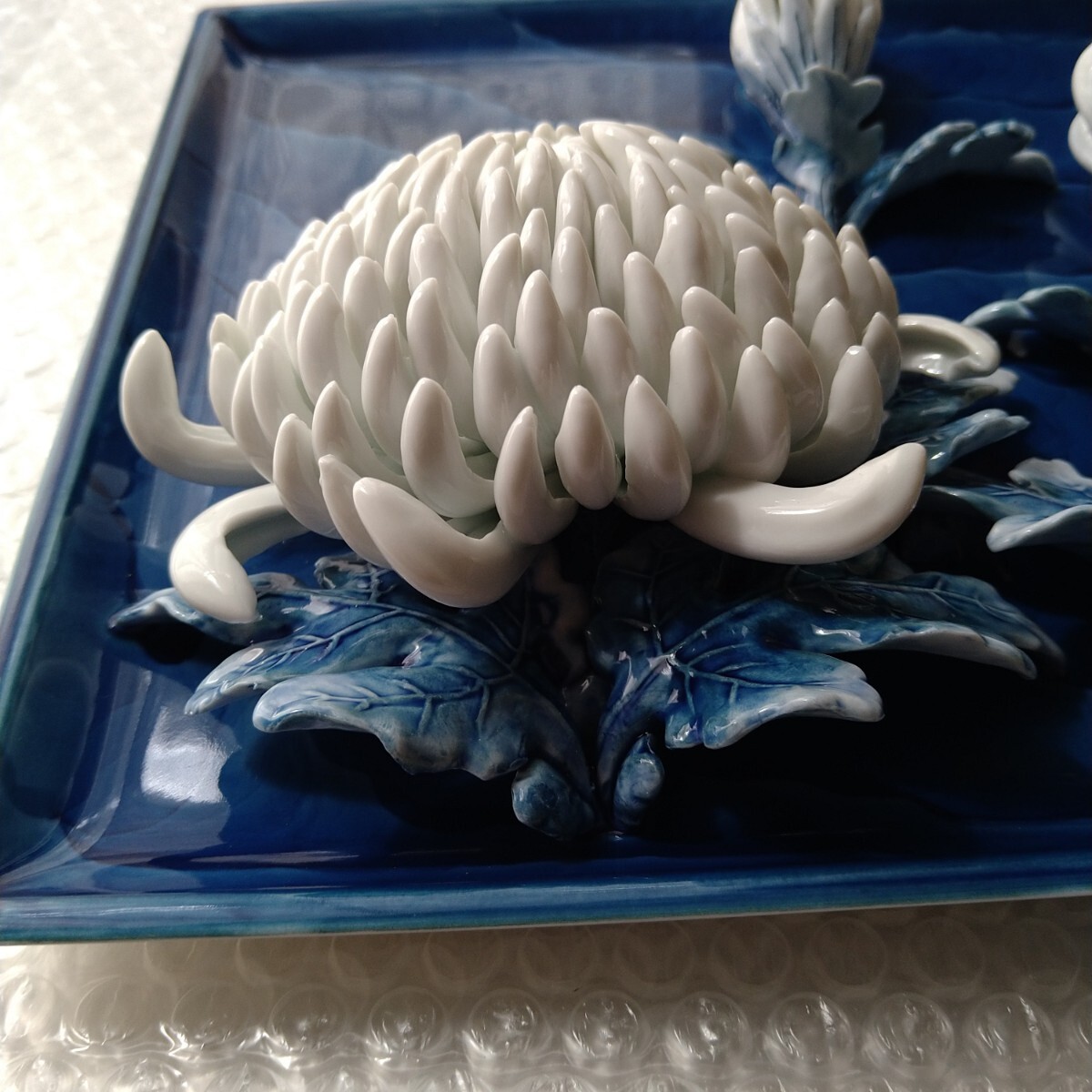 有田焼 加藤 一陶 作 陶板 立体細工 菊花文 染付 立体 細工 菊 陶器