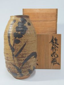 ⭐️大幅値下げ⭐️益子焼　吉川水城　黒色陶器花瓶 金色装飾付き 吉川水城の値段と価格推移は？｜6件の売買データから吉川水城の価値が