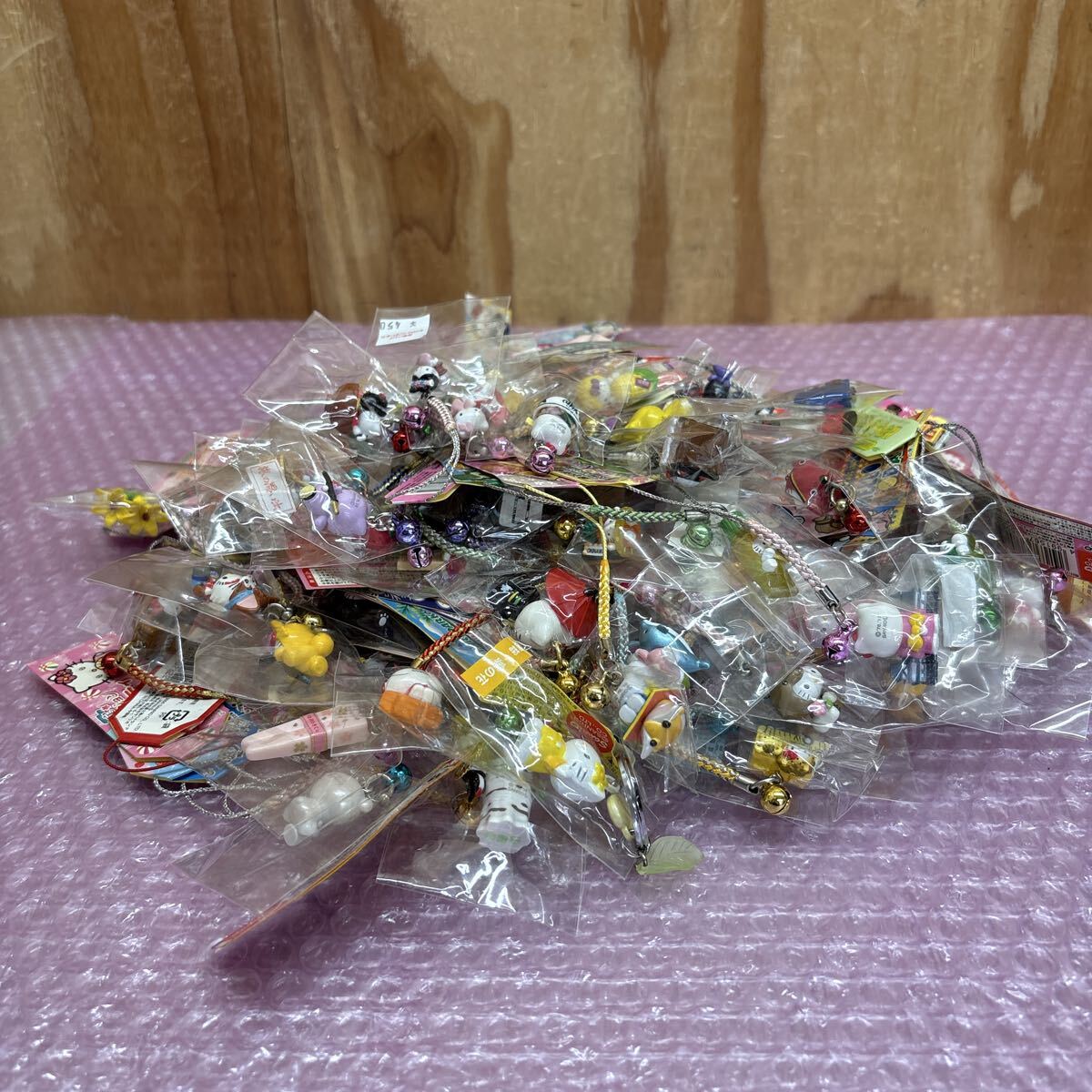 キティ ご当地 キーホルダー 根付の値段と価格推移は？｜37件の売買