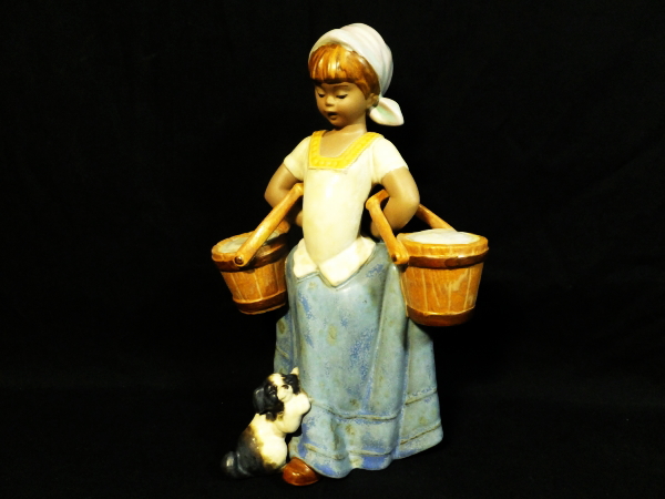 【中古】LLADRO リヤドロ 『両手で水を汲む少女と仔犬』 #2254