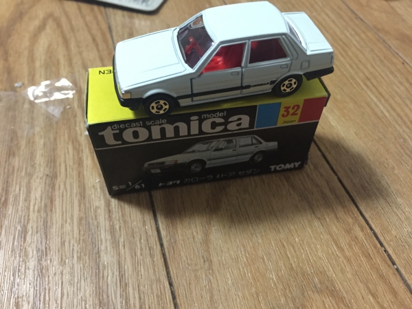 トミカ黒箱トヨタカローラ4ドアセダン白フェア品