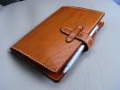 【手縫】車で使いたいキャメル色本革B6ノートブックカバー